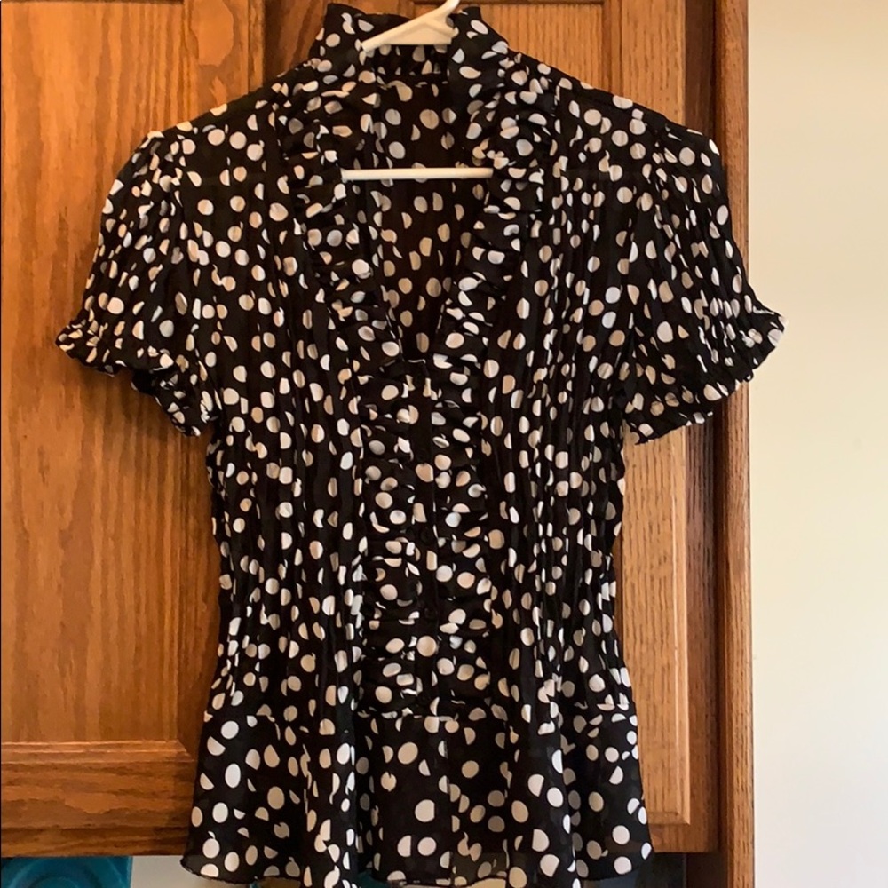 Super cute polka dot short sleeve shirt w/ruffles